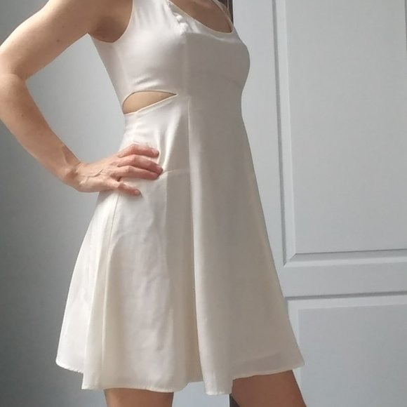 Guess Little Ivory Dress, XS - Picture 6 of 11
